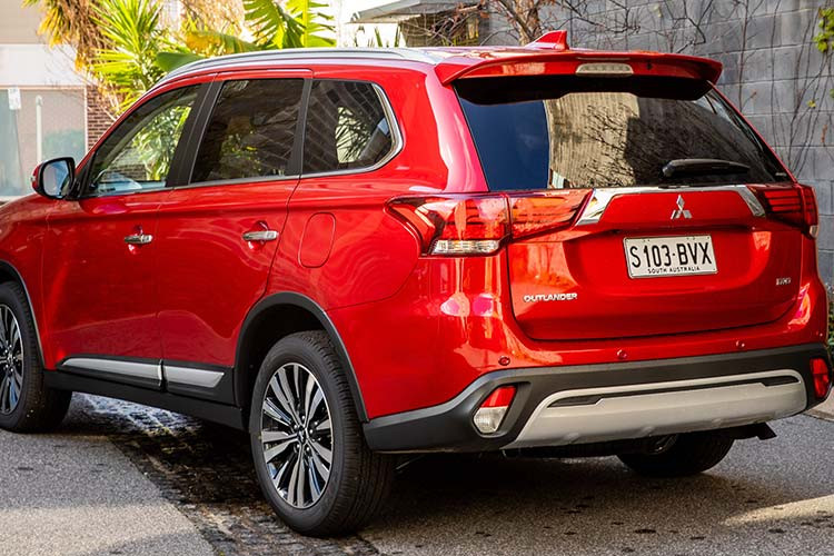 Cách đây không lâu, thông tin về sự xuất hiện của Mitsubishi Outlander mới đã được tư vấn bán hàng hé lộ với khách. Theo đó, đây sẽ là phiên bản nâng cấp giữa vòng đời (facelift) với một số trang bị mới đáng chú ý. Tuy nhiên, vì là phiên bản nâng cấp giữa vòng đời nên mẫu crossover này sẽ không có quá nhiều thay đổi về thiết kế.