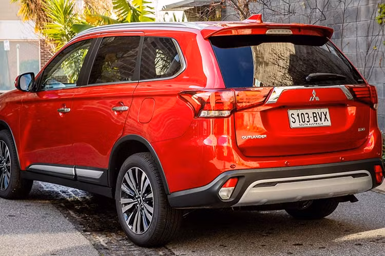 Cách đây không lâu, thông tin về sự xuất hiện của Mitsubishi Outlander mới đã được tư vấn bán hàng hé lộ với khách. Theo đó, đây sẽ là phiên bản nâng cấp giữa vòng đời (facelift) với một số trang bị mới đáng chú ý. Tuy nhiên, vì là phiên bản nâng cấp giữa vòng đời nên mẫu crossover này sẽ không có quá nhiều thay đổi về thiết kế.