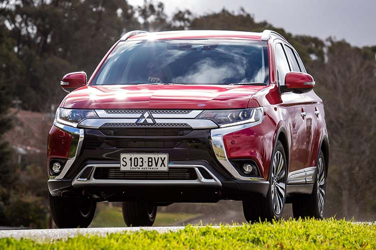 Sau khi được ra mắt, Mitsubishi Outlander 2020 chắc chắn sẽ là “làn gió” mới trong phân khúc CUV 5+2 tại thị trường Việt, đồng thời tăng tính cạnh tranh hơn với các đối thủ như Honda CR-V, Nissan X-Trail, Hyundai SantaFe hay Kia Sorento. Thông tin về phiên bản - trang bị &amp; mức giá sẽ được tiết lộ vào ngày ra mắt.