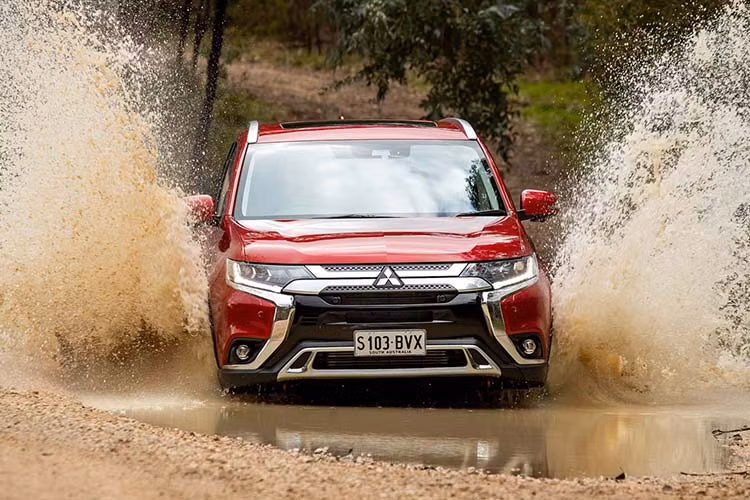 Theo như hình ảnh được Mitsubishi Việt Nam hé lộ, một số chi tiết của Outlander được thay đổi nhẹ như lưới tản nhiệt với thanh crôm mỏng hơn, cụm đèn chiếu sáng LED và ốp cản trước mới. Ngoài ra, tham khảo các phiên bản đã ra mắt ở thị trường Đông Nam Á hay Úc trước đó, rất có thể Outlander mới tại Việt Nam sẽ có thiết kế mâm và ốp cản sau mới.