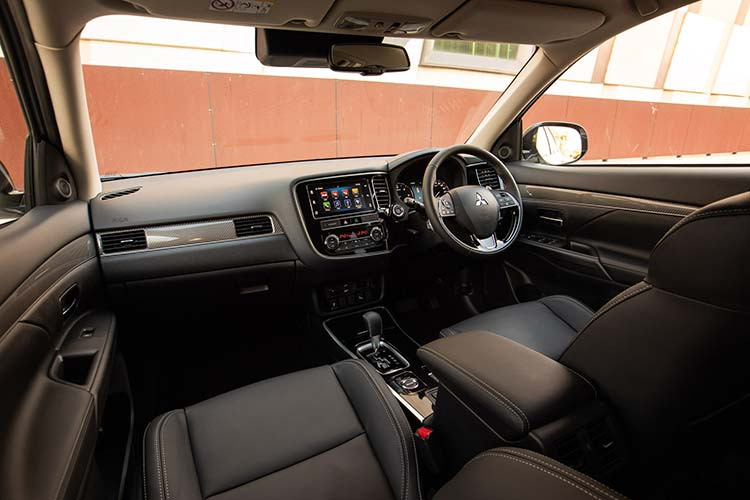 Nếu được áp dụng thiết kế mới giống với xe ở thị trường nước ngoài, nội thất của Mitsubishi Outlander 2020 sắp ra mắt Việt Nam sẽ có cửa gió điều hoà cho hàng ghế sau, đây là nâng cấp rất thiết thực so với phiên bản cũ. Trang bị thêm cổng sạc USB cho hành khách phía sau (phía sau tay vịn trung tâm). Bên cạnh các trang bị khác như: trang trí nội thất, cửa sổ một chạm cho tất cả 04 cửa, phanh tay điện tử,…