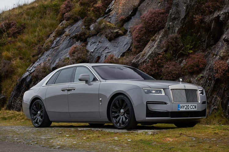 Không những không ồn ào mà Rolls-Royce Ghost 2021 mới còn trở nên tuyệt đối yên tĩnh, dễ dàng che giấu đi quá trình đốt cháy mạnh mẽ đang diễn ra trong khoang động cơ. Bên cạnh đó, nhờ mang trên mình gần 100 kg vật liệu cách âm mà khoang cabin của Ghost còn đảm bảo được một không gian yên tĩnh và thư giãn nhất cho hành khách.