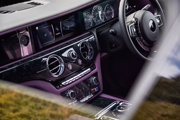 Khác với Phantom, đa số người mua Rolls-Royce Ghost 2021 sẽ tận hưởng cảm giác ngồi sau vô lăng với từng cú thốc ga uy lực, khả năng tăng tốc đáng ngạc nhiên của một chiếc sedan siêu sang. Sức mạnh đến từ khối động cơ V12 6.7L tăng áp kép nằm dưới nắp capo cho phép Ghost đạt 100 km/h từ vạch xuất phát trong 4.3 giây, trước khi đạt vận tốc tối đa 250 km/h. Hệ thống đánh lái nhẹ nhàng và ổn định, phản ứng chính xác cùng độ bám ấn tượng giúp người lái dễ dàng kiểm soát chiếc sedan nặng 2.585 kg khi di chuyển trên đường phố.