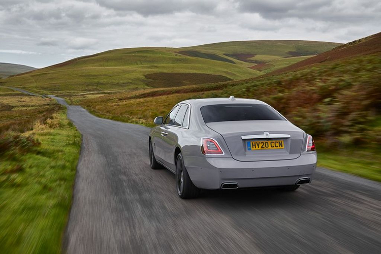 Hãng xe sang Anh Quốc cho rằng họ đã xác định được xu hướng “sang trọng” tạo nên tập khách hàng của mình, do đó Ghost sẽ được áp dụng phong cách thiết kế tối giản, đồng thời vẫn duy trì sự sang trọng và đẳng cấp vốn có. Đáng chú ý, Rolls-Royce Ghost 2021 cung cấp cho khách hàng tùy chọn hệ thống đèn chiếu sáng gồm 20 bóng LED đặt bên dưới lưới tản nhiệt để làm nổi bật lên sự uy nghi và bề thế cho phần đầu xe.