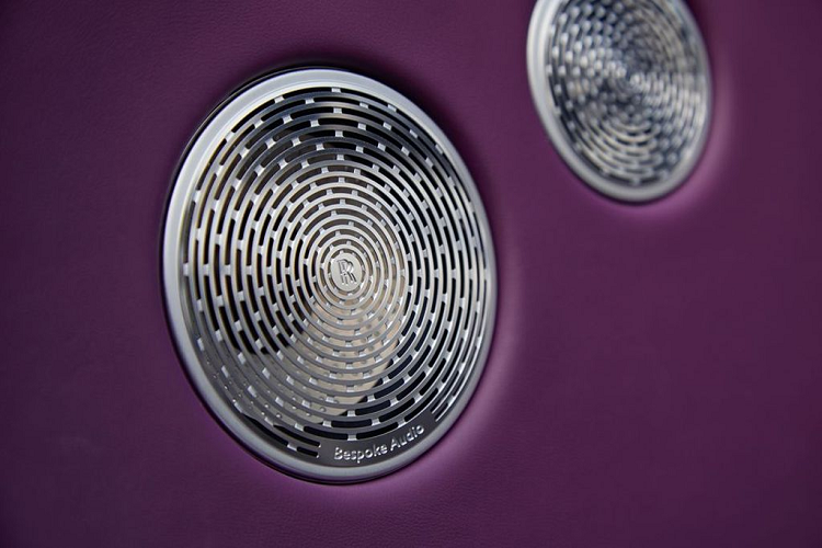 Đảm bảo độ ổn định và chắc chắn cho Rolls-Royce Ghost 2021 là một thanh chống lật chủ động được trang bị ở phía sau, ghép nối với động cơ điện 12-volt. Bàn đạp phanh được cân đối với trọng lượng hoàn hảo để thực hiện những thao tác dừng đỗ cực êm ái và dễ dàng, tuy nhiên lại hơi mềm để điều chỉnh chính xác khi phanh gấp.