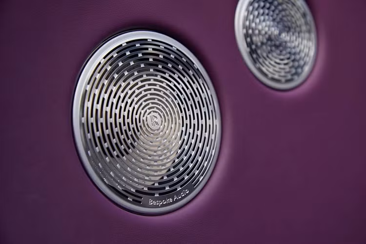 Đảm bảo độ ổn định và chắc chắn cho Rolls-Royce Ghost 2021 là một thanh chống lật chủ động được trang bị ở phía sau, ghép nối với động cơ điện 12-volt. Bàn đạp phanh được cân đối với trọng lượng hoàn hảo để thực hiện những thao tác dừng đỗ cực êm ái và dễ dàng, tuy nhiên lại hơi mềm để điều chỉnh chính xác khi phanh gấp.