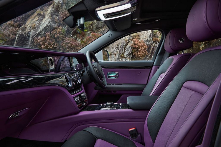 Điều này giúp cho chiếc sedan siêu sang này càng trở nên nhẹ nhàng hơn, cải thiện khả năng xử lý linh hoạt và êm ái. Giống như người anh em SUV của mình, Rolls-Royce Ghost 2021 sở hữu hệ dẫn động 4 bánh toàn thời gian và hệ thống đánh lái 4 bánh, đi kèm là động cơ V12 6.7L tăng áp kép cho ra công suất tối đa 563 mã lực.