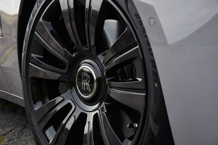 Được trang bị hộp số tự động 8 cấp tiêu chuẩn, người lái không thể tùy ý kích hoạt chế độ hộp số sàn trong một số trường hợp. Tuy nhiên, giống như đàn anh Phantom và Cullinan, hộp số của Ghost có khả năng phân tích những dữ liệu GPS để lựa chọn cấp số tối ưu cho các khúc cua sắp tới. Rolls-Royce vẫn không lắp đặt đồng hồ đo tốc độ vòng tua máy vào bảng điều khiển của Ghost 2021, tuy nhiên kể cả khi đồng hồ Power Reserve hiển thị hơn 80% công suất của động cơ vẫn chưa được khai thác, hiệu suất thực tế lại rất ấn tượng.