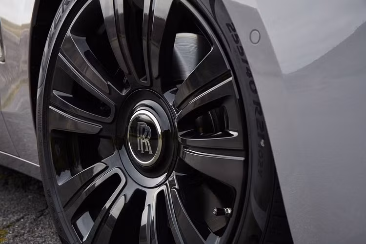 Được trang bị hộp số tự động 8 cấp tiêu chuẩn, người lái không thể tùy ý kích hoạt chế độ hộp số sàn trong một số trường hợp. Tuy nhiên, giống như đàn anh Phantom và Cullinan, hộp số của Ghost có khả năng phân tích những dữ liệu GPS để lựa chọn cấp số tối ưu cho các khúc cua sắp tới. Rolls-Royce vẫn không lắp đặt đồng hồ đo tốc độ vòng tua máy vào bảng điều khiển của Ghost 2021, tuy nhiên kể cả khi đồng hồ Power Reserve hiển thị hơn 80% công suất của động cơ vẫn chưa được khai thác, hiệu suất thực tế lại rất ấn tượng.