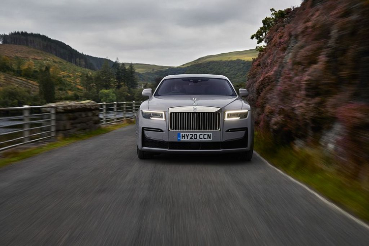 Diện mạo của mẫu xe siêu sang Rolls-Royce Ghost 2021 không có quá nhiều thay đổi mới mẻ, vì một lý do rất đơn giản là phiên bản đầu tiên đã trở thành mẫu xe bán chạy nhất mọi thời đại của Rolls-Royce trong suốt một thập kỷ qua. So với thế hệ tiền nhiệm, mặc dù Ghost 2021 được gia tăng đáng kể về kích thước tổng thể nhưng lại trở nên gọn gàng và ít cầu kỳ hơn.
