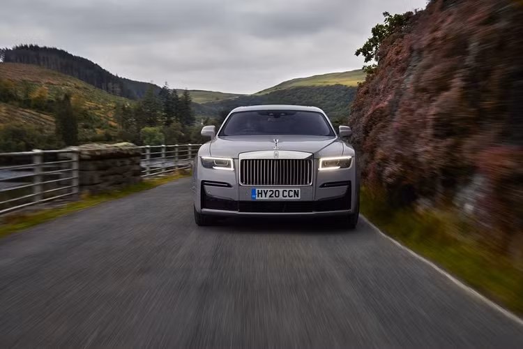 Diện mạo của mẫu xe siêu sang Rolls-Royce Ghost 2021 không có quá nhiều thay đổi mới mẻ, vì một lý do rất đơn giản là phiên bản đầu tiên đã trở thành mẫu xe bán chạy nhất mọi thời đại của Rolls-Royce trong suốt một thập kỷ qua. So với thế hệ tiền nhiệm, mặc dù Ghost 2021 được gia tăng đáng kể về kích thước tổng thể nhưng lại trở nên gọn gàng và ít cầu kỳ hơn.