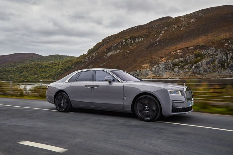 Ở dải tốc độ thấp, thiết lập hệ thống treo của Rolls-Royce Ghost 2021 trở nên quá mềm, khiến từng va chạm nhẹ trong quá trình di chuyển trở nên rõ ràng hơn, nhưng các lò xo khí nén cùng bộ giảm chấn thích ứng đã kịp thời hạn chế những cảm giác khó chịu đến hành khách bên trong khoang nội thất. Ở tốc độ cao hơn, Rolls-Royce Ghost 2021 ngay lập tức biến thành một tấm thảm bay ma thuật, với hệ thống camera quét mặt đường phía trước và thông báo dữ liệu đến hệ thống treo nhằm điều chỉnh thiết lập phù hợp với điều kiện đường xá.
