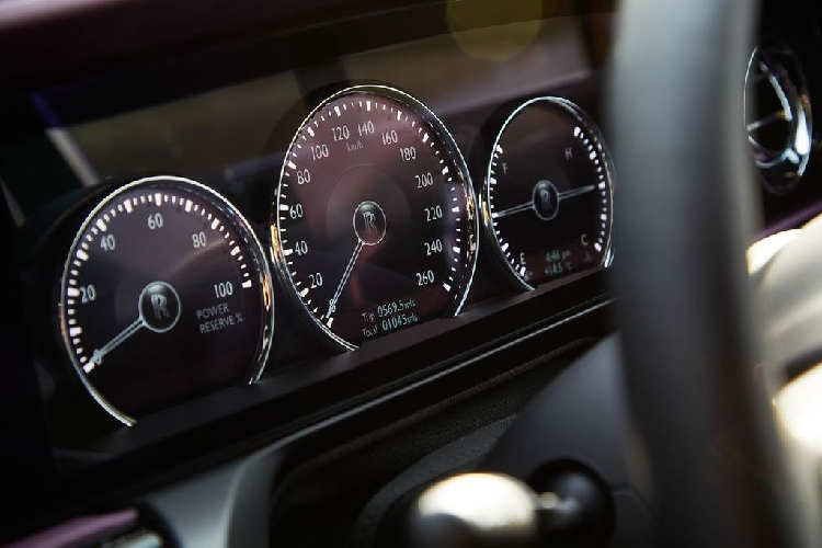 Thao tác ra/vào những chiếc xe siêu sang của Rolls-Royce thường không làm chúng ta thất vọng, tương tự với Ghost được trang bị cửa tự động đóng, cho phép chủ nhân dễ dàng mở cửa bằng một lần kéo tay nắm bên trong kèm theo trợ lực khi mở. Thao tác đóng cửa cũng rất đơn giản khi chỉ cần ấn một nút trên tay nắm cửa bên ngoài. Thiết kế khoang cabin của Rolls-Royce Ghost 2021 vẫn tạo cảm giác gần gũi với phong cách từ những năm 1920 hơn là 2020.