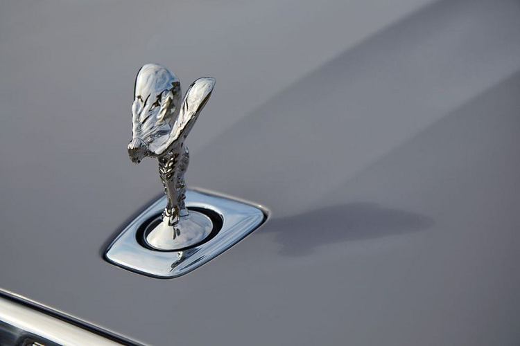 Các chi tiết mang thiết kế cổ xưa như núm xoay cơ học điều chỉnh hệ thống điều hòa, thay vì các màn hình cảm ứng như hầu hết mọi dòng xe hạng sang hiện nay. Đáng chú ý là sự có mặt của chi tiết trang trí hoàn toàn mới với tên gọi “Illuminated Fascia” sử dụng hàng trăm sợi quang học để mô phỏng một bầu trời sao được đặt trong mặt taplo ở vị trí ghế phụ.