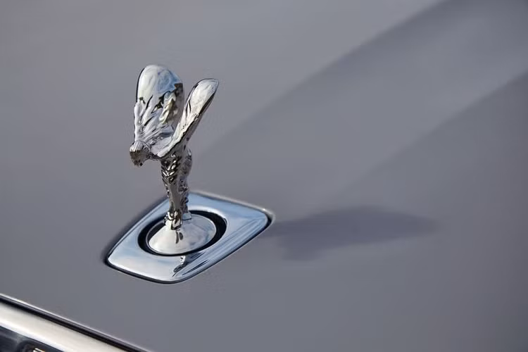 Các chi tiết mang thiết kế cổ xưa như núm xoay cơ học điều chỉnh hệ thống điều hòa, thay vì các màn hình cảm ứng như hầu hết mọi dòng xe hạng sang hiện nay. Đáng chú ý là sự có mặt của chi tiết trang trí hoàn toàn mới với tên gọi “Illuminated Fascia” sử dụng hàng trăm sợi quang học để mô phỏng một bầu trời sao được đặt trong mặt taplo ở vị trí ghế phụ.