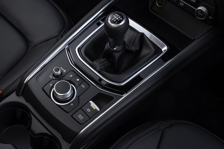 Thiết kế nội thất của CX-5 theo phong cách tối giản nhưng vẫn tinh tế. Từ phím chỉnh điều hòa, các nút điều khiển đến cụm điều khiển trung tâm, tất cả đều được cải tiến thiết kế sao cho tạo cảm giác cao cấp hơn.