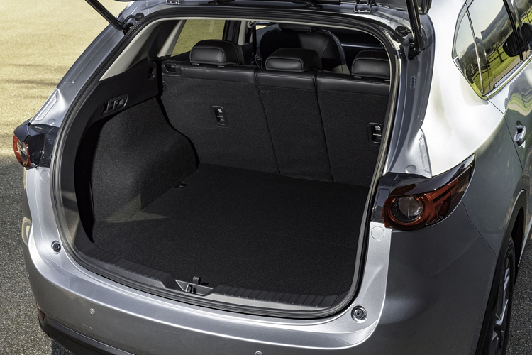 Bù lại, khoang hành lý của CX-5 khá hẹp, chỉ khoảng 874 lít và tăng lên 1.687 lít khi gập hàng ghế sau. Con số này đều thua kém các đối thủ như Honda CR-V (1.104 lít), Toyota RAV4 (1.047 lít).