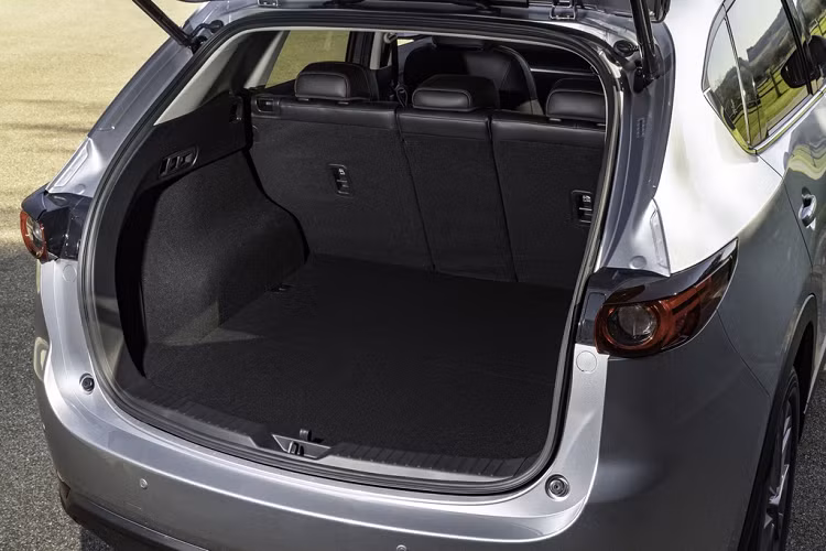 Bù lại, khoang hành lý của CX-5 khá hẹp, chỉ khoảng 874 lít và tăng lên 1.687 lít khi gập hàng ghế sau. Con số này đều thua kém các đối thủ như Honda CR-V (1.104 lít), Toyota RAV4 (1.047 lít).
