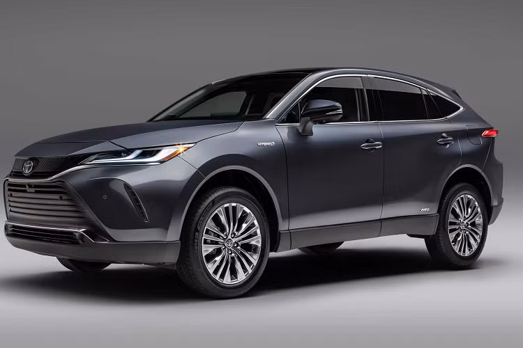 Phiên bản hybrid trang bị hệ dẫn động 2 cầu toàn thời gian tiêu chuẩn, bổ sung thêm mô tơ điện gắn trục sau 53 mã lực/121 Nm.