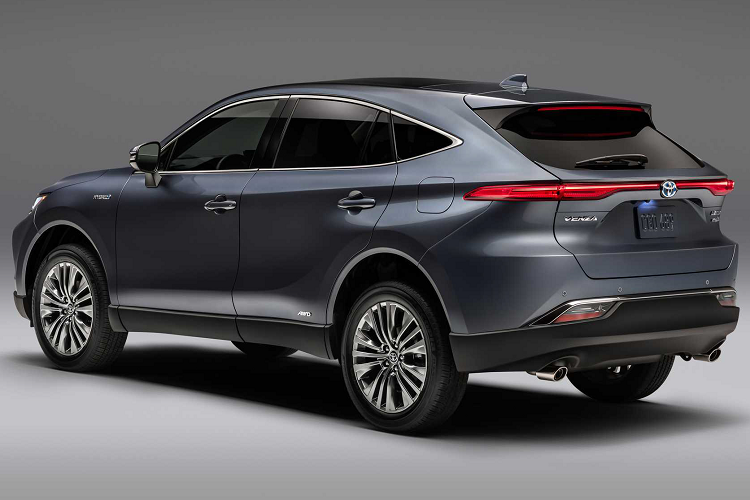 Bước sang thế hệ mới, Toyota Venza 2021 cung cấp cho khách hàng 2 tùy chọn động cơ. Phiên bản thứ nhất được trang bị động cơ 2.0L phun xăng trực tiếp. Trong khí đó phiên bản còn lại sử dụng hệ truyền động hybrid kết hợp động cơ Dynamic-Force 2.5L 4 xy-lanh phun xăng trực tiếp với mô tơ điện 119 mã lực/202 Nm gắn trục trước.