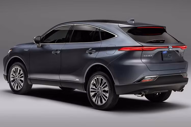 Bước sang thế hệ mới, Toyota Venza 2021 cung cấp cho khách hàng 2 tùy chọn động cơ. Phiên bản thứ nhất được trang bị động cơ 2.0L phun xăng trực tiếp. Trong khí đó phiên bản còn lại sử dụng hệ truyền động hybrid kết hợp động cơ Dynamic-Force 2.5L 4 xy-lanh phun xăng trực tiếp với mô tơ điện 119 mã lực/202 Nm gắn trục trước.