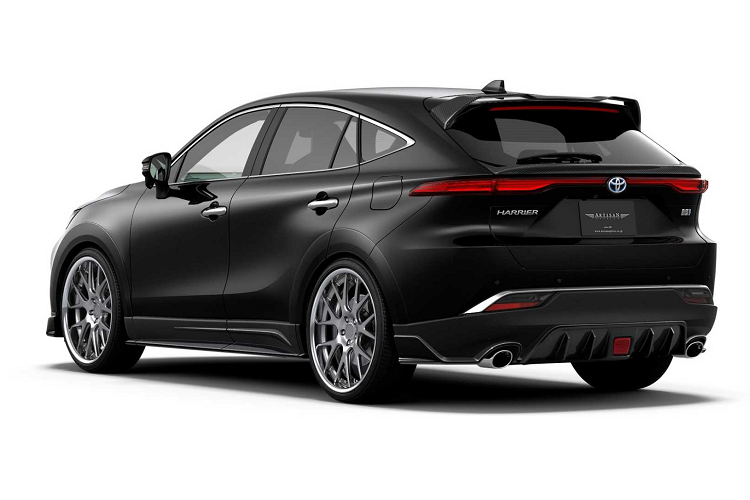 Ở phía sau, Toyota Venza 2021 được trang bị cánh lướt gió mới cùng bộ chia gió thể thao hơn. Ngoài ra bản độ của Artisan Spirits còn đem đến bộ mâm đa chấu thể thao tương tự như BMW M5 hay Corvette C8. Artisan Spirits chưa công bố giá bodykit Toyota Venza 2021 nhưng dự đoán chúng sẽ chỉ được phân phối tại Nhật Bản.