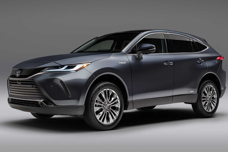 Nhìn chung Toyota Venza 2021 mới không phải là một chiếc xe xấu nhưng thiết kế mới này vẫn nằm ở mức an toàn nếu không muốn nói là không có gì bất ngờ bởi nó gần như giống những gì hãng xe Nhật đã và đang làm với Toyota Harrier. Khác với đàn em RAV4, chiếc RAV4 có một cách tiếp cận táo bạo hơn về kiểu dáng thu hút thị trường trẻ hơn, một trong những yếu tố đưa RAV4 trở thành mẫu xe bán chạy nhất quý 1/2020. Nhưng không cần lo vì Artisan Spirits ở đây để khiến Venza trở nên thú vị hơn bao giờ hết.