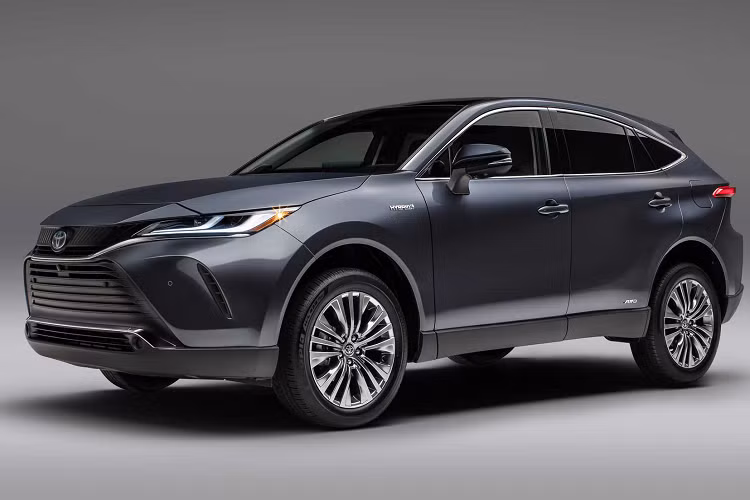 Nhìn chung Toyota Venza 2021 mới không phải là một chiếc xe xấu nhưng thiết kế mới này vẫn nằm ở mức an toàn nếu không muốn nói là không có gì bất ngờ bởi nó gần như giống những gì hãng xe Nhật đã và đang làm với Toyota Harrier. Khác với đàn em RAV4, chiếc RAV4 có một cách tiếp cận táo bạo hơn về kiểu dáng thu hút thị trường trẻ hơn, một trong những yếu tố đưa RAV4 trở thành mẫu xe bán chạy nhất quý 1/2020. Nhưng không cần lo vì Artisan Spirits ở đây để khiến Venza trở nên thú vị hơn bao giờ hết.