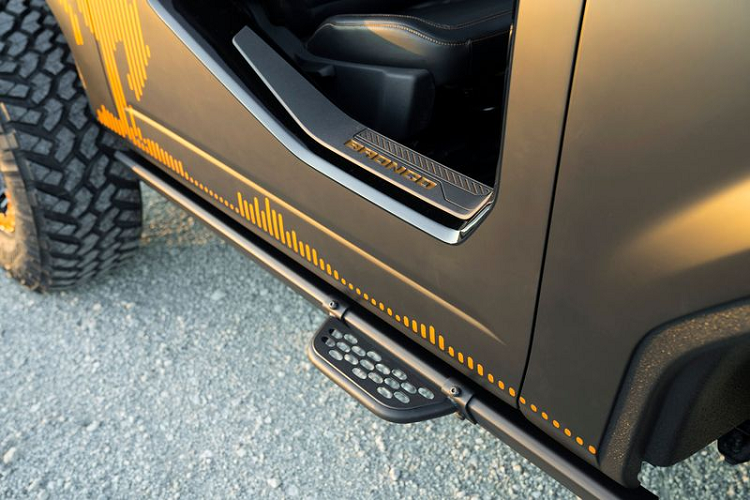 Ford Bronco Concept địa hình còn được lắp thêm các bậc thang nhỏ bên hông, cửa mới và nhiều chi tiết nâng cao khả năng off-road như tấm bảo vệ gầm hầm hố, thanh cân bằng mới và bộ tời mạnh mẽ hơn.