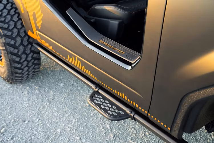 Ford Bronco Concept địa hình còn được lắp thêm các bậc thang nhỏ bên hông, cửa mới và nhiều chi tiết nâng cao khả năng off-road như tấm bảo vệ gầm hầm hố, thanh cân bằng mới và bộ tời mạnh mẽ hơn.