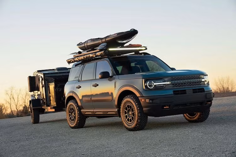 Sản phẩm thứ hai là Ford Bronco Sport Badlands Overland Concept. Hãng độ Mad Industries đã lắp đặt cho xe một số trang bị mới để Bronco Sport trở nên hoàn hảo, đem đến những chuyến phiêu lưu dài ngày tuyệt vời, giá nóc tùy chỉnh và thanh đèn phụ trợ nằm trong số đó.