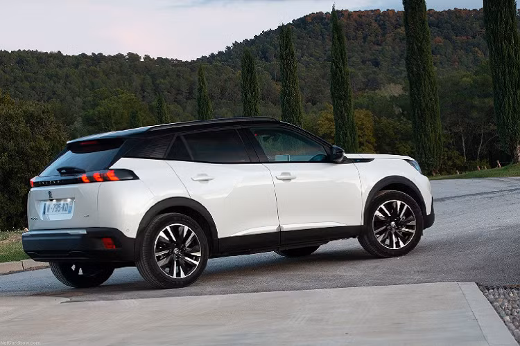 Tại thị trường nước ngoài, mẫu xe Pháp có rất nhiều tùy chọn động cơ, bao gồm 3 bản xăng 1.2L PureTech 3 xy-lanh, công suất lần lượt 100, 130 và 155 mã lực, cùng 2 bản máy dầu 1.5L 4 xy-lanh BlueHDI, công suất lần lượt 100 và 130 mã lực. Nhiều công nghệ an toàn được tích hợp dưới dạng tiêu chuẩn như Cruise Control thích ứng đi kèm cảnh báo chệch làn và hỗ trợ giữ làn, cảnh báo điểm mù, phanh khẩn cấp tự động hay đèn pha thông minh.