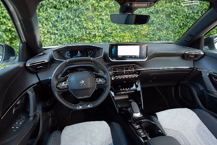 Peugeot 2008 thế hệ mới thuộc phân khúc crossover hạng B, đồng hạng với Honda HR-V, Hyundai Kona và Ford EcoSport. Sự xuất hiện của mẫu xe đến từ Pháp tạo ra một sự lựa chọn mới mẻ cho khách hàng, bởi tại Việt Nam, Peugeot định vị là một thương hiệu cao cấp, tiệm cận hạng sang.