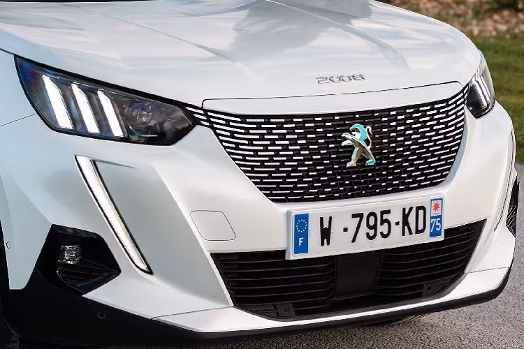 Peugeot 2008 ra đời lần đầu tiên vào năm 2013, và bước sang thế hệ thứ 2 từ tháng 6/2019. Thế hệ mới phát triển dựa trên nền tảng khung gầm Common Modular Platform (CMP) của PSA Group với thiết kế sắc cạnh và hầm hồ lấy từ 208 và 508.