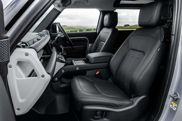 Tương tự các phiên bản còn lại, Land Rover Defender X-Dynamic được bán ra kèm với các gói trang bị S, SE hoặc HSE.