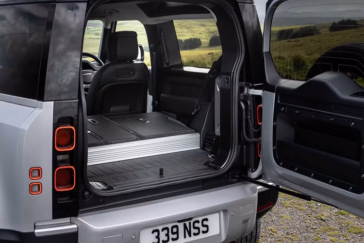 Ngoài ra, Defender còn có thêm biến thể P400e, sử dụng hệ truyền động Hybrid, gồm động cơ xăng tăng áp 2.0L và một motor điện với pin 19,2 kWh. Động cơ xăng cho công suất 296 mã lực còn motor điện đạt công suất tối đa 103 mã lực.