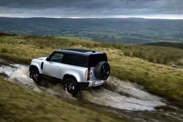 Tại Anh, giá xe Land Rover Defender 90 2021 có mức khởi điểm 35.820 bảng (xấp xỉ 1,072 tỷ đồng). Trong khi đó, Defender 110 2021 được niêm yết giá từ 43.012 bảng (xấp xỉ 1,288 tỷ đồng).