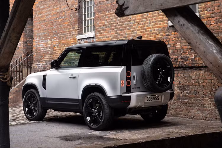 Cụ thể, Land Rover Defender 2021 mới có thêm phiên bản X-Dynamic, được định vị nằm giữa Defender tiêu chuẩn và Defender X. Phiên bản này có ốp vòm lốp sơn đen bóng, tấm bảo vệ gầm trước sau và lưới tản nhiệt màu xám Silicon Satin. Bên trong, xe sử dụng bộ ghế da nhân tạo Robustec với độ bền được cải thiện.