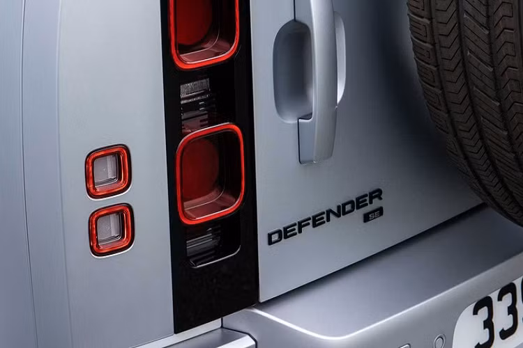 Song song với mẫu Land Rover Defender 110 4 cửa, bản nâng cấp 2021 của xe còn bổ sung model Defender 90 2 cửa, có chiều dài ngắn hơn.