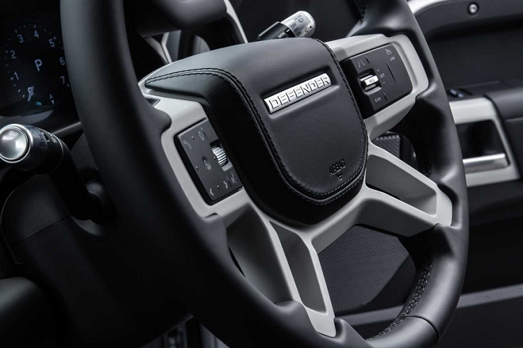 Land Rover Defender 90 ngắn hơn Defender 110 437 mm và có góc vượt đỉnh dốc 32 độ, tốt hơn 3 độ. Xe vẫn cung cấp cho người dùng tùy chọn thiết lập 5 hoặc 6 chỗ ngồi.