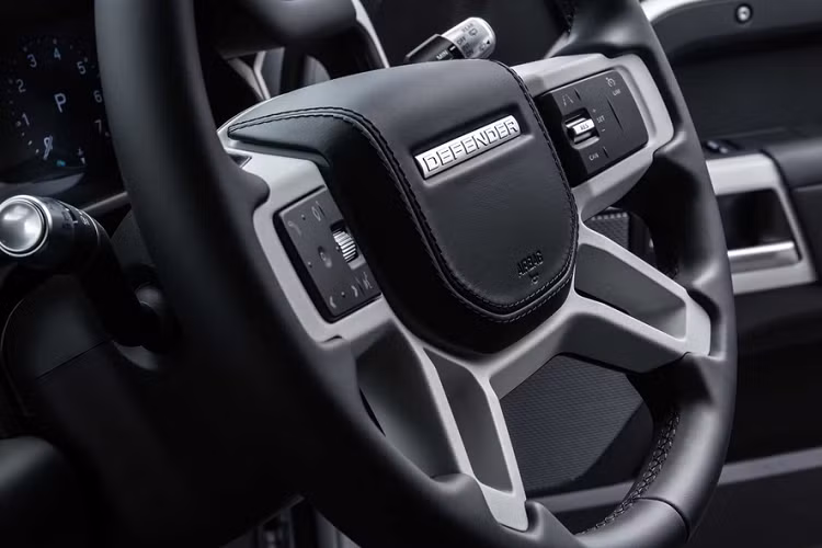 Land Rover Defender 90 ngắn hơn Defender 110 437 mm và có góc vượt đỉnh dốc 32 độ, tốt hơn 3 độ. Xe vẫn cung cấp cho người dùng tùy chọn thiết lập 5 hoặc 6 chỗ ngồi.