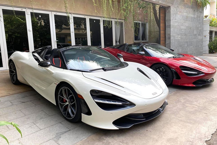 Cả hai chiếc siêu xe mui trần McLaren 720S Spider đang có mặt trong garage của một doanh nhân Sài thành đều thuộc phiên bản cao cấp nhất đó là Performance. Chiếc McLaren 720S Spider mang bộ áo màu trắng chính là xe đầu tiên về Việt Nam, còn chiếc McLaren 720S Spider màu đỏ Memphis là xe thứ 3 có mặt tại dải đất hình chữ S này. Điểm nhấn ở ngoại hình và cả trong khoang lái của McLaren 720S Spider Performance chính là có nhiều chi tiết ốp carbon.