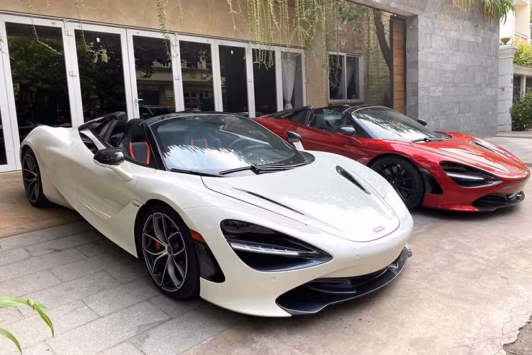 Cả hai chiếc siêu xe mui trần McLaren 720S Spider đang có mặt trong garage của một doanh nhân Sài thành đều thuộc phiên bản cao cấp nhất đó là Performance. Chiếc McLaren 720S Spider mang bộ áo màu trắng chính là xe đầu tiên về Việt Nam, còn chiếc McLaren 720S Spider màu đỏ Memphis là xe thứ 3 có mặt tại dải đất hình chữ S này. Điểm nhấn ở ngoại hình và cả trong khoang lái của McLaren 720S Spider Performance chính là có nhiều chi tiết ốp carbon.