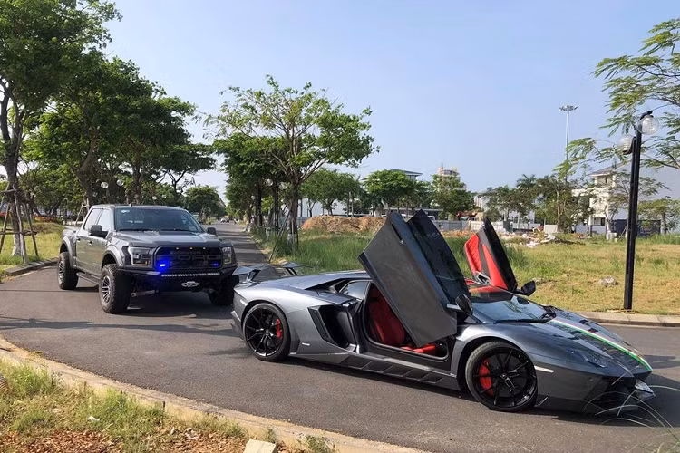 Phần mui xếp cứng của siêu xe McLaren 720S Spider vẫn hoạt động tốt ngay cả khi xe lăn bánh, tuy nhiên, hãng McLaren yêu cầu khách hàng phải đảm bảo tốc độ của xe dưới 50 km/h.