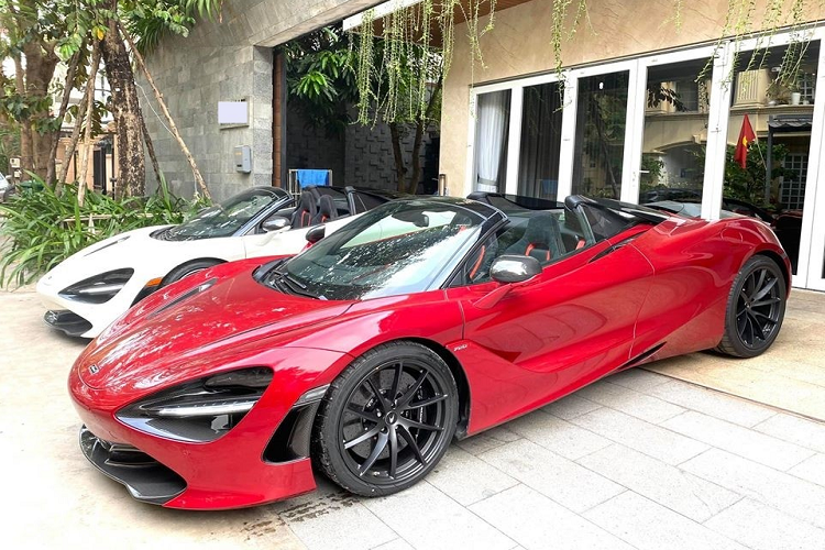 Vẻ đẹp của cặp đôi siêu xe mui trần McLaren 720S Spider đang có mặt trong garage của doanh nhân sinh sống ở quận 2. Một chiếc McLaren 720S Spider mang màu đỏ Memphis là của chủ nhân garage này và chiếc còn lại được cho do một người bạn gửi nhờ