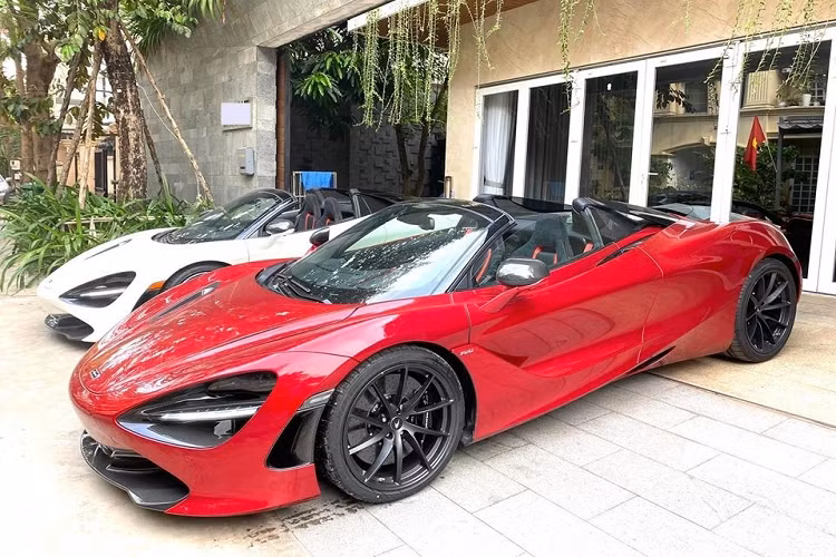 Vẻ đẹp của cặp đôi siêu xe mui trần McLaren 720S Spider đang có mặt trong garage của doanh nhân sinh sống ở quận 2. Một chiếc McLaren 720S Spider mang màu đỏ Memphis là của chủ nhân garage này và chiếc còn lại được cho do một người bạn gửi nhờ