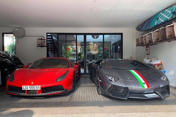 Về phần chiếc siêu xe Lamborghini Aventador LP700-4 mới quay trở lại Sài thành, xe mang gói độ Novitec đẹp mắt với nhiều chi tiết bằng carbon. Ngoài ra, trên nền sơn màu xám của xe, chủ nhân đã dán lại sọc đề-can 3 màu là xanh lá cây, trắng và đỏ tượng trưng cho Quốc kỳ của Ý. Chiếc Lamborghini Aventador LP700-4 mang gói độ Novitec này không mang biển số của Việt Nam mà sở hữu biển "tứ quý" 9 của nước bạn Lào.