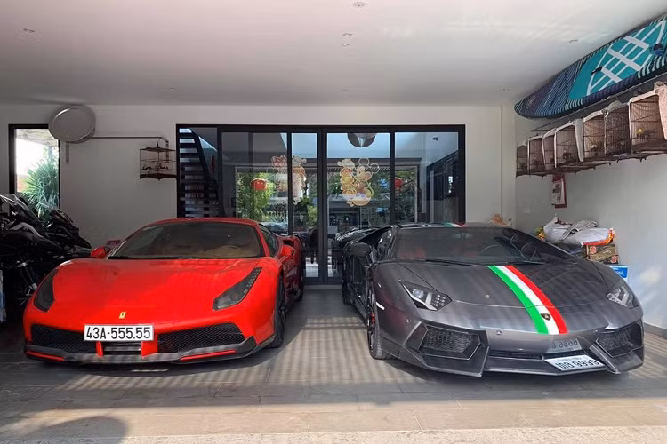 Về phần chiếc siêu xe Lamborghini Aventador LP700-4 mới quay trở lại Sài thành, xe mang gói độ Novitec đẹp mắt với nhiều chi tiết bằng carbon. Ngoài ra, trên nền sơn màu xám của xe, chủ nhân đã dán lại sọc đề-can 3 màu là xanh lá cây, trắng và đỏ tượng trưng cho Quốc kỳ của Ý. Chiếc Lamborghini Aventador LP700-4 mang gói độ Novitec này không mang biển số của Việt Nam mà sở hữu biển "tứ quý" 9 của nước bạn Lào.