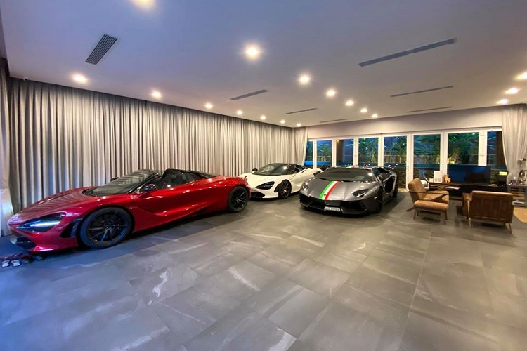 Chiếc siêu xe Lamborghini Aventador LP700-4 mang gói độ Novitec sau thời gian dài ở Đà Nẵng. Ngoài 3 chiếc siêu xe, trong garage của doanh nhân Sài thành còn có mẫu xe SUV hạng sang Mercedes-AMG G63 Edition One và chiếc xe siêu sang Mercedes-Maybach S450 4Matic đời 2019. Hiện đây cũng là garage đầu tiên tại Việt Nam xuất hiện cùng một lúc cặp đôi siêu xe mui trần McLaren 720S Spider.