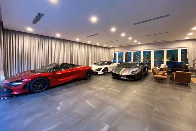 Chiếc siêu xe Lamborghini Aventador LP700-4 mang gói độ Novitec sau thời gian dài ở Đà Nẵng. Ngoài 3 chiếc siêu xe, trong garage của doanh nhân Sài thành còn có mẫu xe SUV hạng sang Mercedes-AMG G63 Edition One và chiếc xe siêu sang Mercedes-Maybach S450 4Matic đời 2019. Hiện đây cũng là garage đầu tiên tại Việt Nam xuất hiện cùng một lúc cặp đôi siêu xe mui trần McLaren 720S Spider.